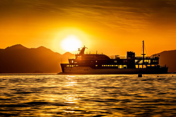 船のある風景フォトコンテスト2022 中国運輸局長賞 大賞受賞作品。元宇品海岸から望む広島湾。瀬戸内海の海に沈む夕日は絶景。