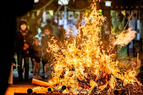 年はじめの風物詩。古いお守りや神札をとんどの火でお焚き上げ。第５回広島県神社庁写真コンテスト 優秀賞 受賞作品。炎の動きを止めるためシャッタースピードを 1/8000 で撮影。