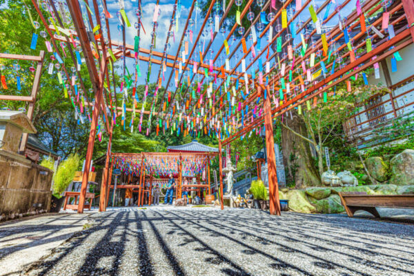 福岡県糟屋郡篠栗町。ゴールデンウィークから10月の頭まで開催されている「風鈴祭り」。短冊に願い事を書いた風鈴を奉納することもできる。美しい風鈴の音色を感じながら撮影しました。