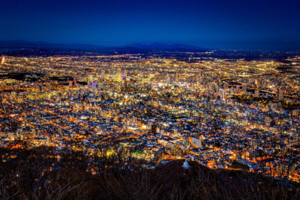 「日本新三大夜景」札幌の絶景夜景。宝石を散りばめたような札幌市内を眺めることができる。ロープウェイに乗りながら眺める夜景も最高。